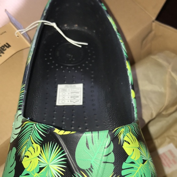 Native Verona Print Jiffy Black Shell White Pickle Foliage Shoes NIB - Picture 7 of 8